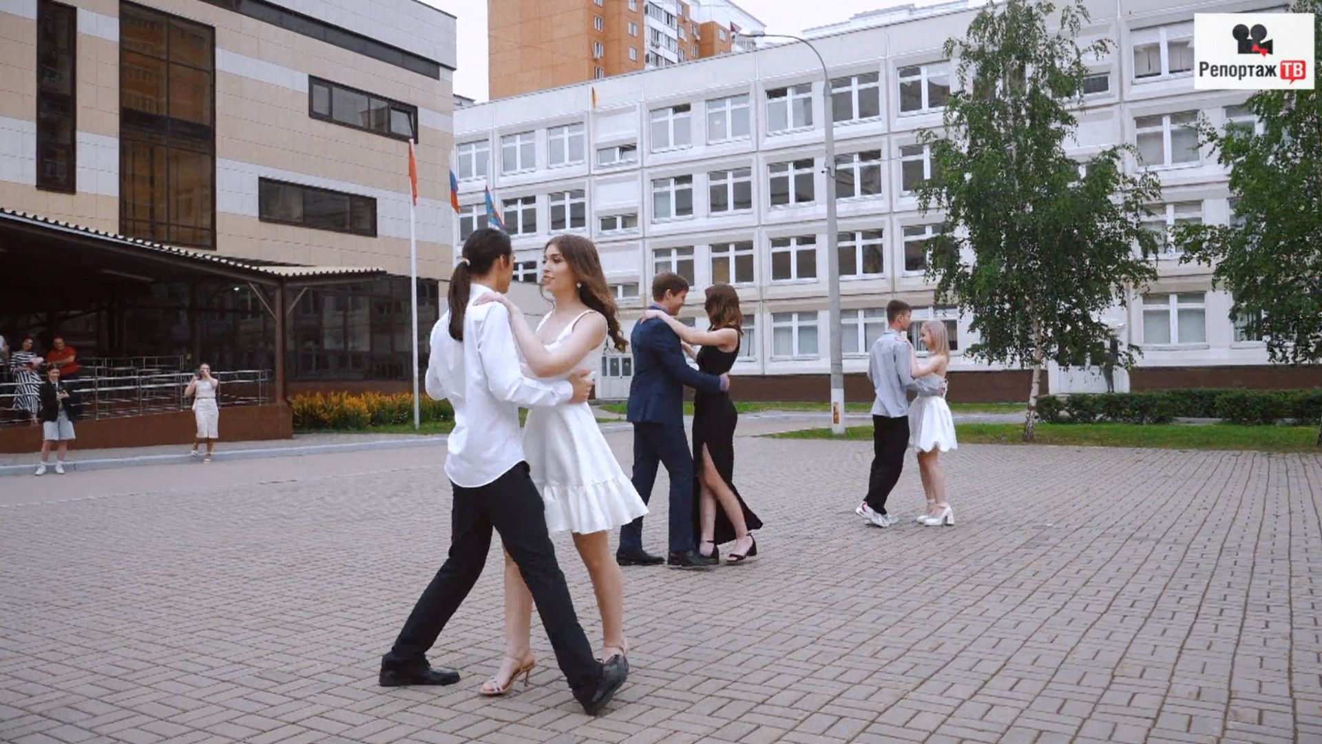Выпускной вальс уже бывших учеников школы - какой танец был у вас?
