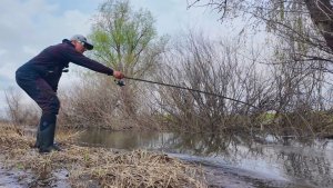 ВОТ ЧТО МОЖНО ПОЙМАТЬ В ЛУЖЕ ВЕСНОЙ! РЫБАЛКА В ПОЛОВОДЬЕ НА СПИННИНГ
