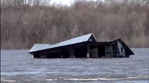 В река Ока плывет чей то дом