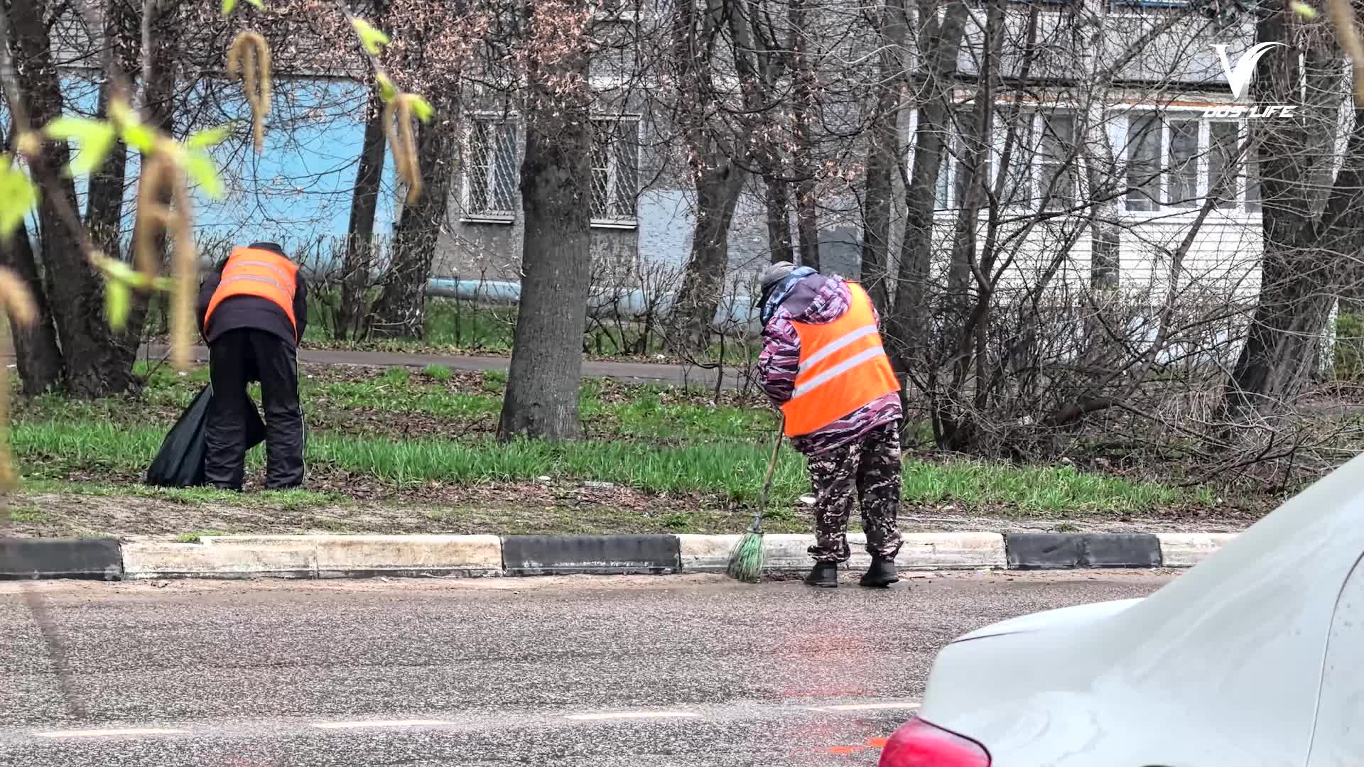 Уборка на улицах Воскресенска продолжается.