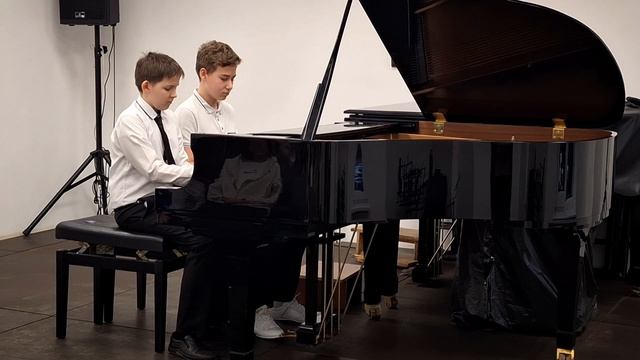 В.А.Моцарт Маленькая ночная серенада 
дуэт пианистов : 
Недодара Алекс и Сурков Михаил