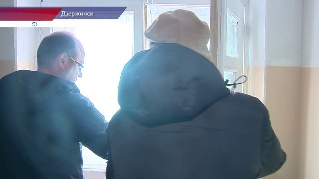 Сотрудники ГЖИ проверили качество ремонта подъезда одного из старых домов Дзержинска