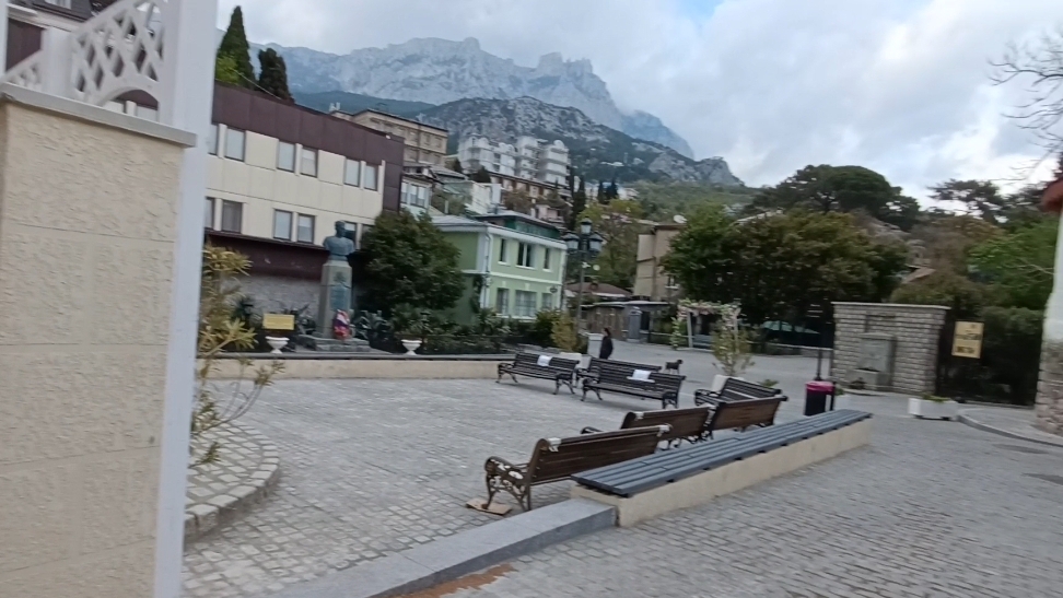 Улочки - переулочки в Алупке. Холодно.