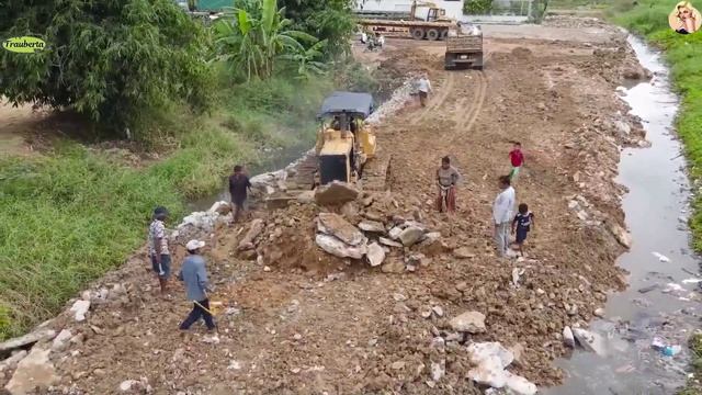 Строительство, народ собирает металлолом, обзор