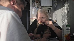 ЖЕНЯ ГОТОВИТ А Я СИЖУ КАК ПРОФУРСЕТКА🤣