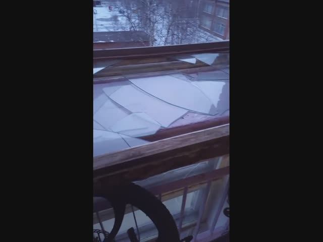 Кто то бьёт стекла в подъезде Someone is breaking the windows in the entrance hall.