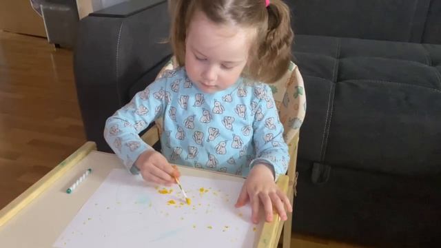 Рисуем зёрнышки циплятам. Девочки девочки. Близнецы