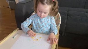 Рисуем зёрнышки циплятам. Девочки девочки. Близнецы