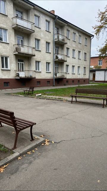 Одинокие скамейки в сером мире #безысходность #одиночество #пустота