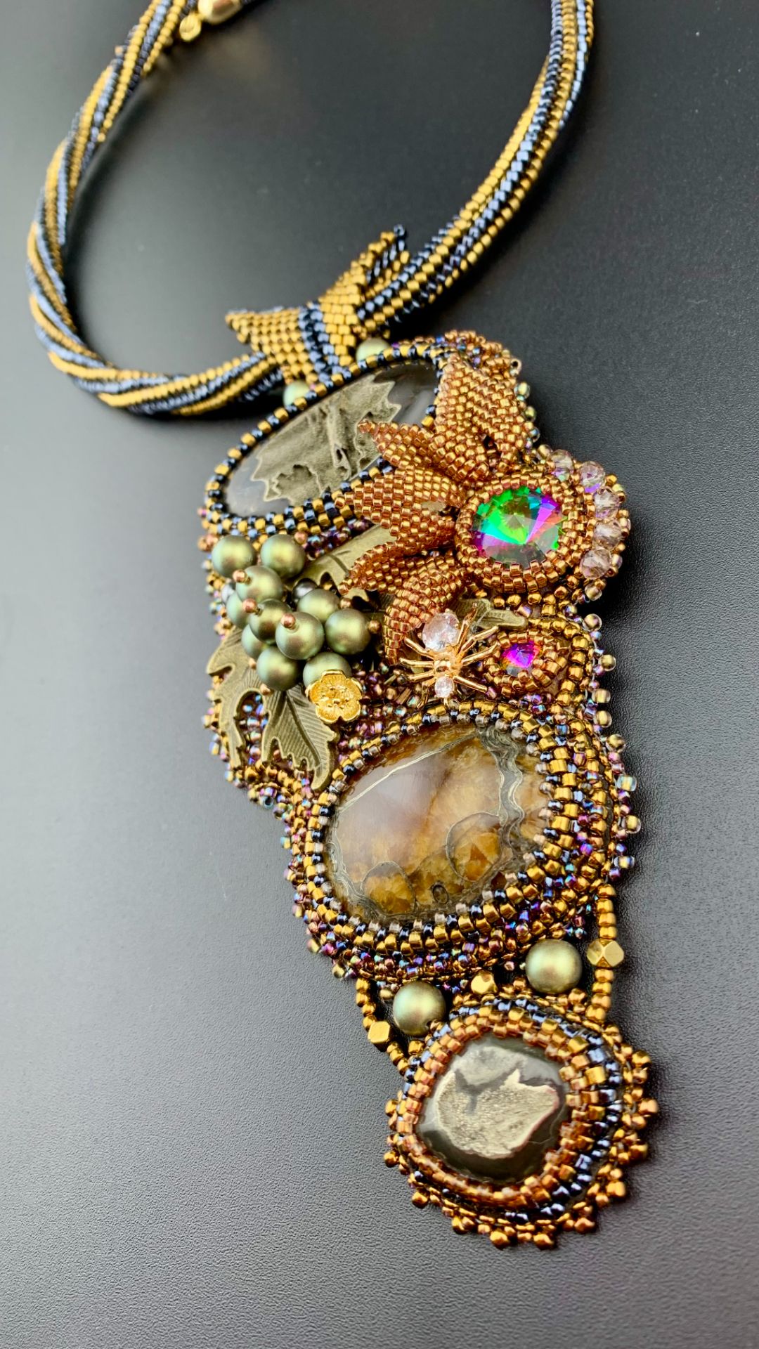 Кулон с жеодой пирита  и Волжским янтарем