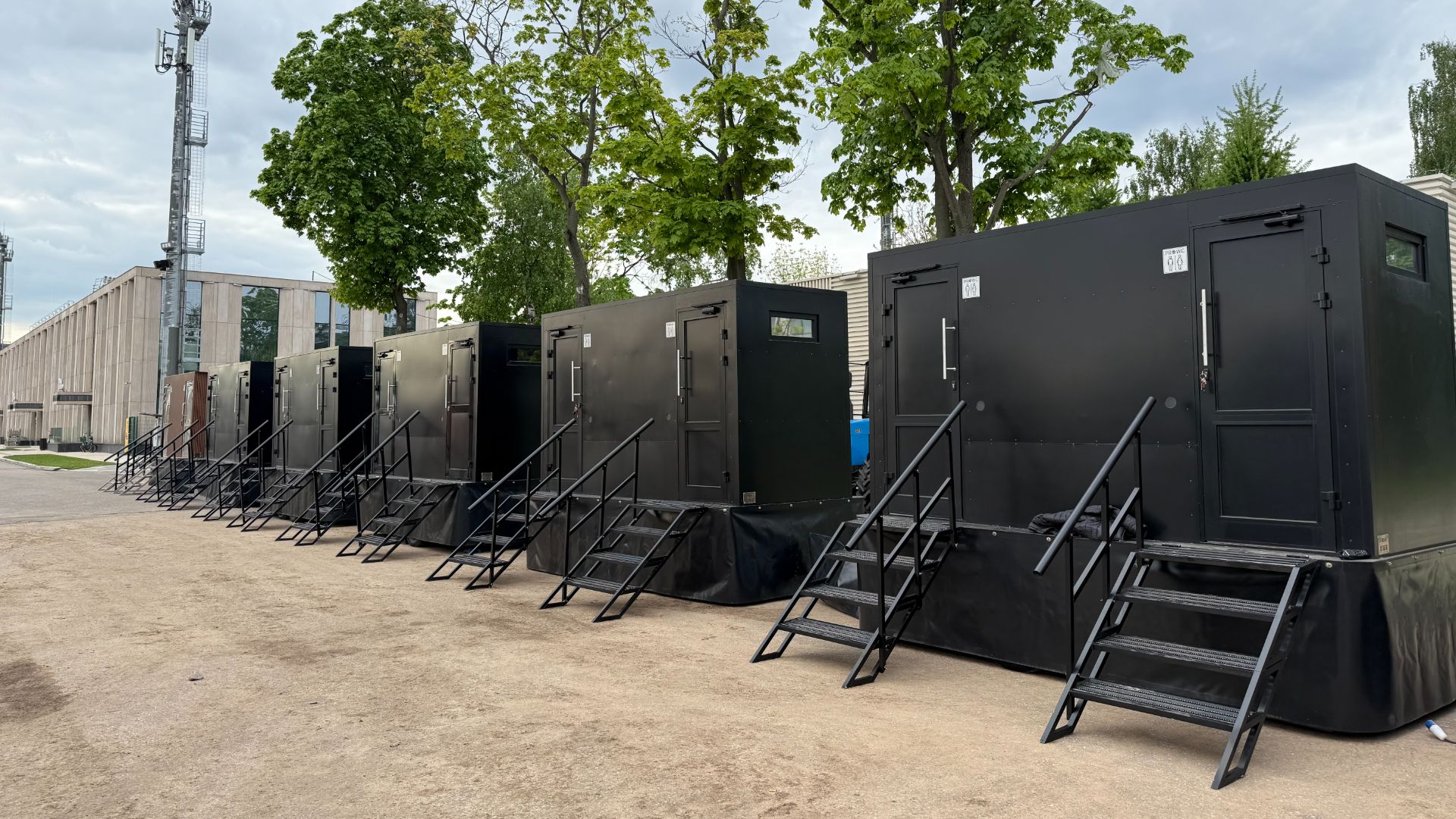 Подробный обзор 2-местного туалетного комплекса PROWC премиум класса в черном дизайне корпуса