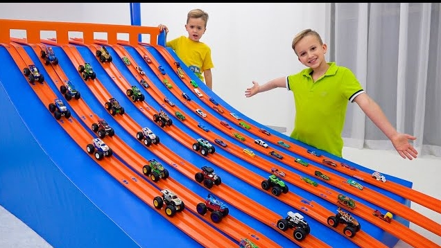 Влад и Никита играют с игрушечными машинками и новым игровым набором