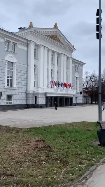 Флаги стран НАТО развеваются на здании театра опера и балета в Перми.