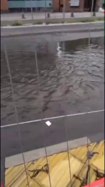 Из-за прорыва трубы в Глазго в небо взмывают струи воды. (21.04.26)