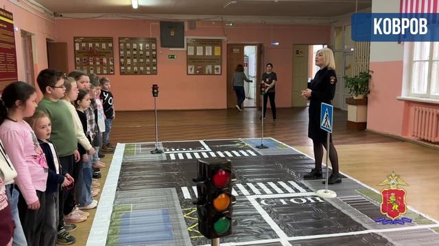 Сотрудники Госавтоинспекции обучают дорожной азбуке самых юных участников движения