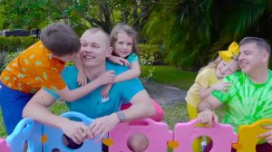 Катя и Макс с Настей распаковывают сюрпризы