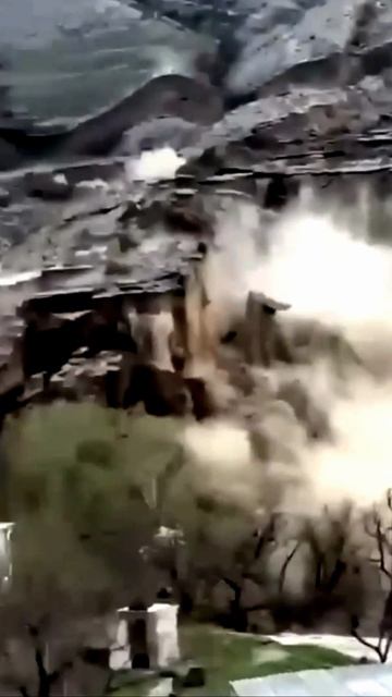 Момент крупного оползня в Дагестане