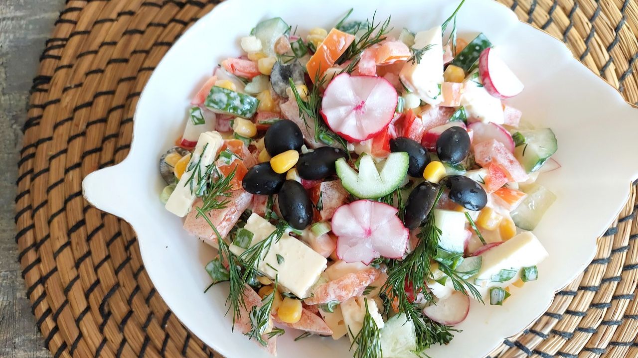 Овощной салат с оливками, кукурузой и брынзой. Яркий, сочный, ароматный.