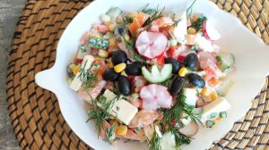 Овощной салат с оливками, кукурузой и брынзой. Яркий, сочный, ароматный.