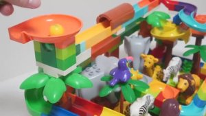 Мультики для детей. Собираем конструктор с животными. Шарики катятся вниз по горкам. Яркий мультик.