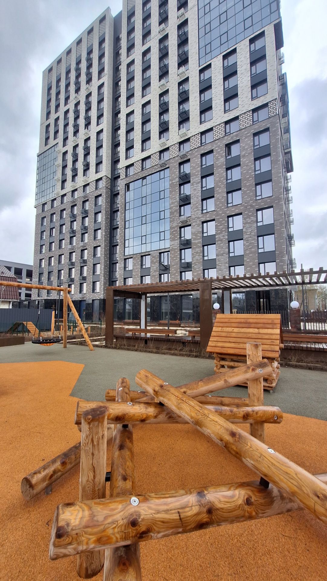 ЖК Нобель Рязань оборудована детская площадка и место для выгула собак