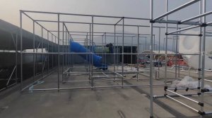 Незавершенная конструкция крытой игровой площадки 🏗️