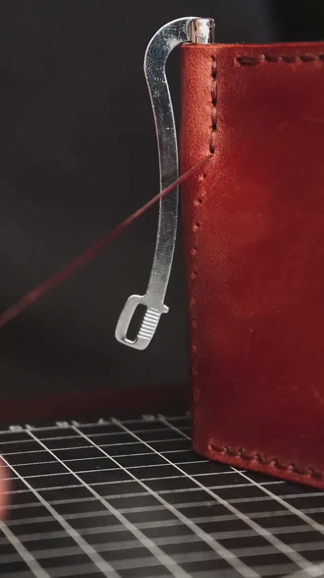 Как сделать зажим для денег из кожи. Изготовление зажим для денег.