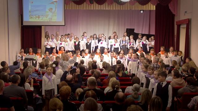 11 - муз. А. Островского, сл. Л. Ошанина, "Пусть всегда будет солнце", исп. сводный хор