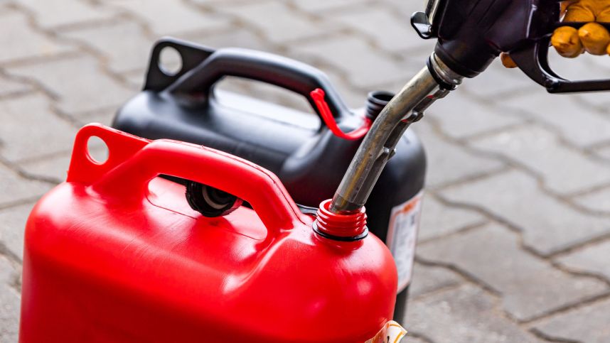 В Подмосковье запретили продажу бензина детям