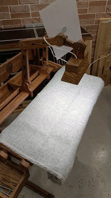 Светильник на напольном станке для вышивания Лакей