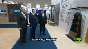 بوتين يعاين عباءة القذافي