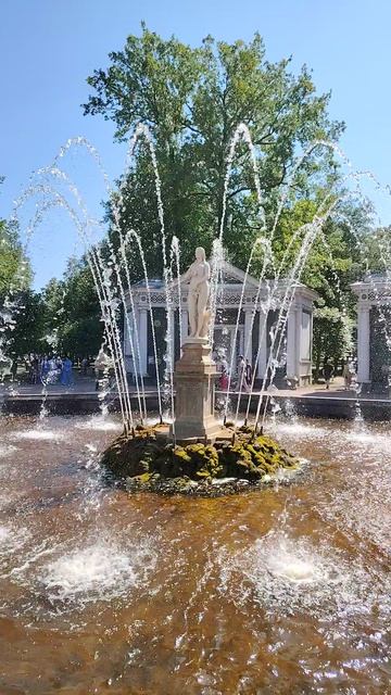 Петродворец. Бассейн с фонтаном Ева