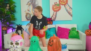 Настя и друзья ловят монстров на Хэллоуин