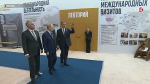Путин посетил выставку, приуроченную к 80-летию Жириновского