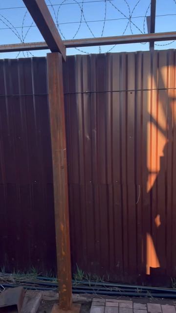 Монтаж навесов. Каркас между хоз. Блоком и гаражом.