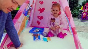 Катя и папа играют с кошечкой