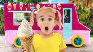 Алиса и Саша исследуют тётушкин фургончик с мороженым