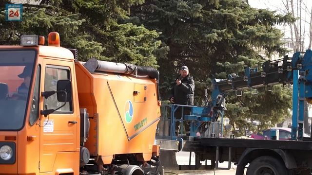 Чистота и защита от вредителей:полезный и необходимый душ приняли голубые ели в Парке Победы Абакана