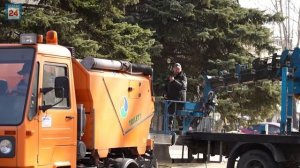 Чистота и защита от вредителей:полезный и необходимый душ приняли голубые ели в Парке Победы Абакана