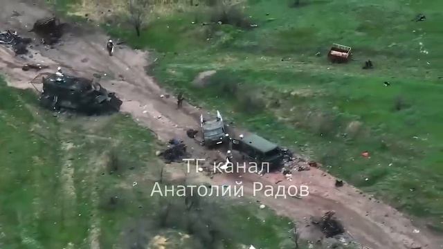 🤬🇺🇦Террористы ВСУ нанесли удар по машине эвакуационной группы ВС РФ с белыми флагами и…🔽