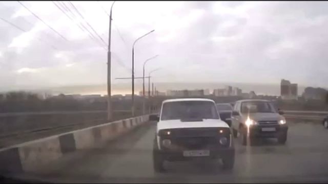 Авария на Октябрьском мосту в Омске