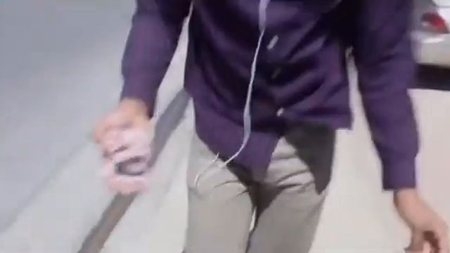 Радостный мужчина идет по улице слушает музыку в наушниках танцует (Мем)