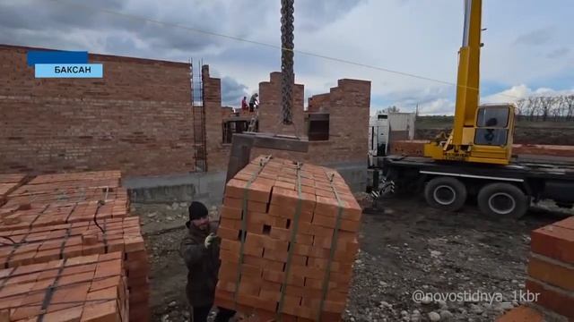 В рамках национального проекта Семья в Баксане продолжается строительство детского садика.  1 КБР.