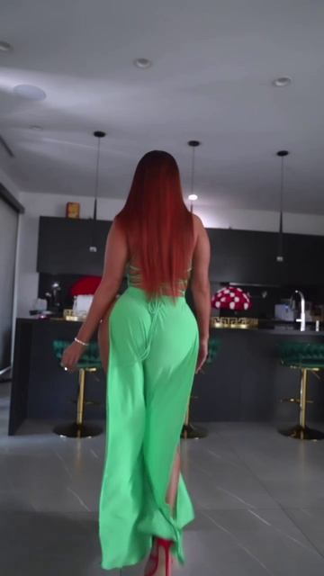 Шикарная плюс-сайз модель в красивом платье.