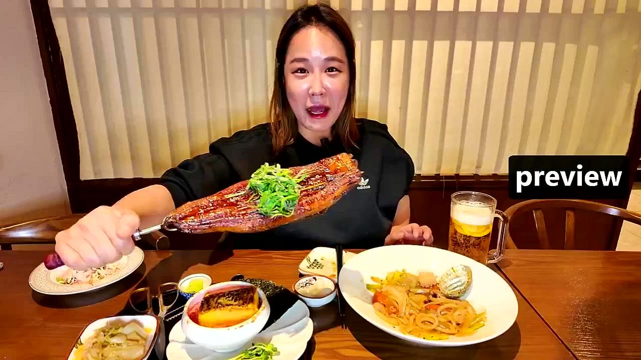 Кореянка ест суши. Мукбанг. Корейцы едят на камеру.  много еды