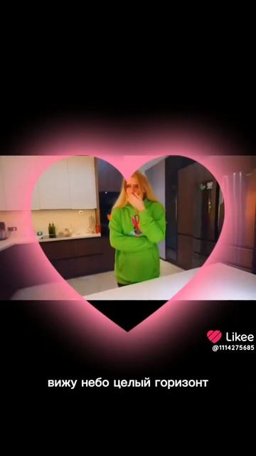 моя сестра по имени Ксюша плачет.