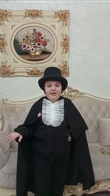 Мальчик в костюме со шляпой говорит Люблю наблюдать, как от моего появления пропадает настроение