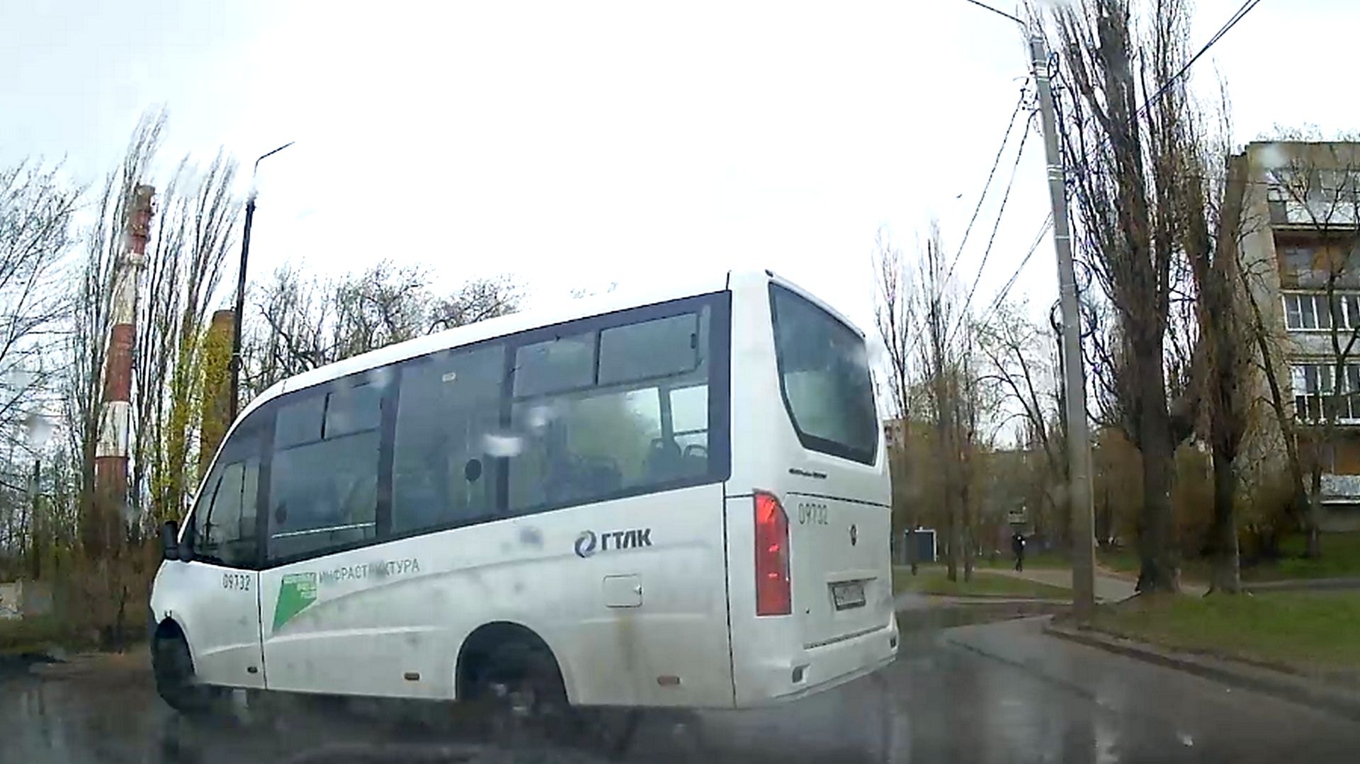 Хорошо , что автобус был без пассажиров....