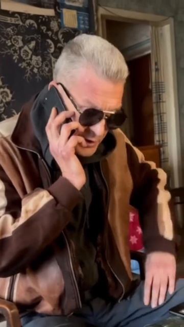 Мужчина в очках сидит разговаривает по телефону говорит как ты себя чувствуешь физически с утра мем