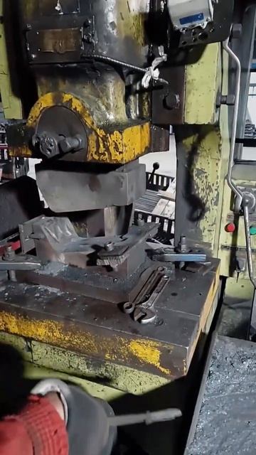 Горячая штамповка металла на кривошипном прессе. Верхняя часть штампа закреплена на подвижном ползун